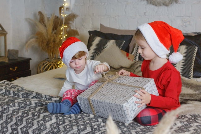 クリスマスプレゼントはいつ渡す 子供の枕元に置く時のおすすめ演出 わくわく情報 Com